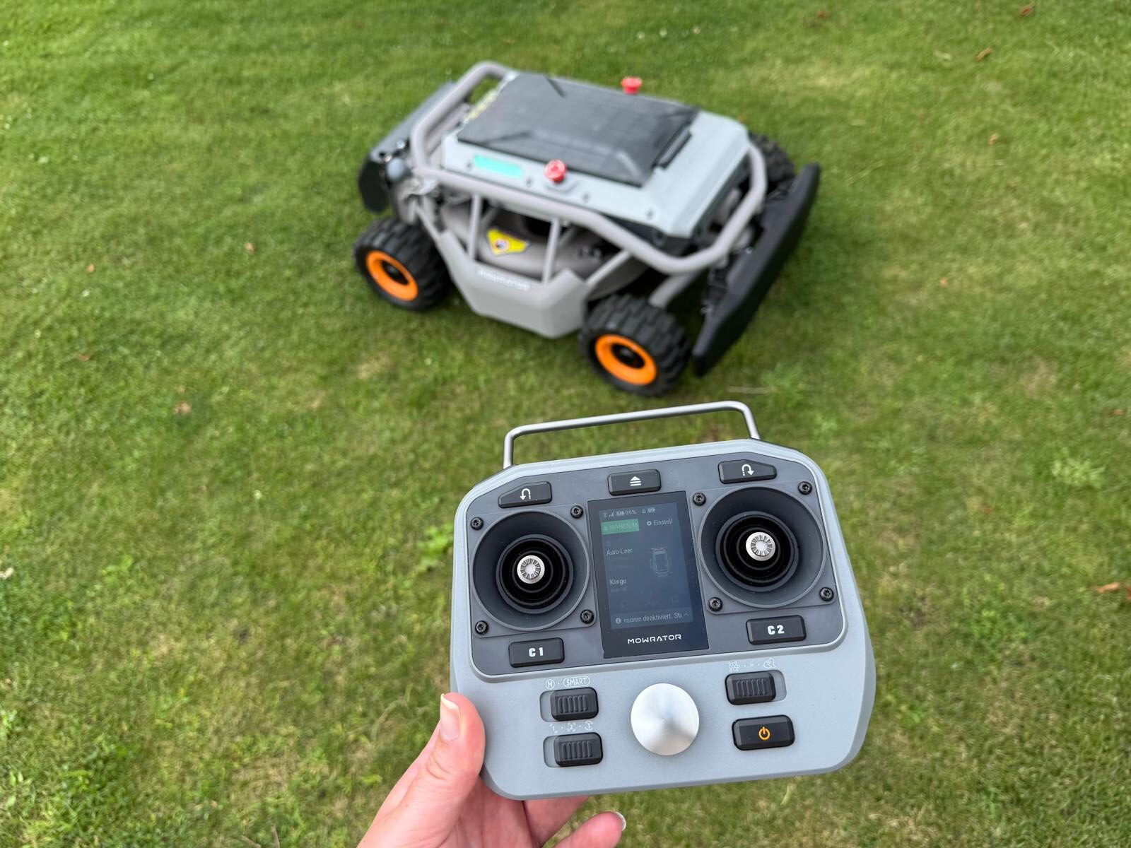 Mowrator S1 Mähroboter mit Fernsteuerung, Allrad-Antrieb & 18 Ah Batterie | für 4500 m² – Bild 3